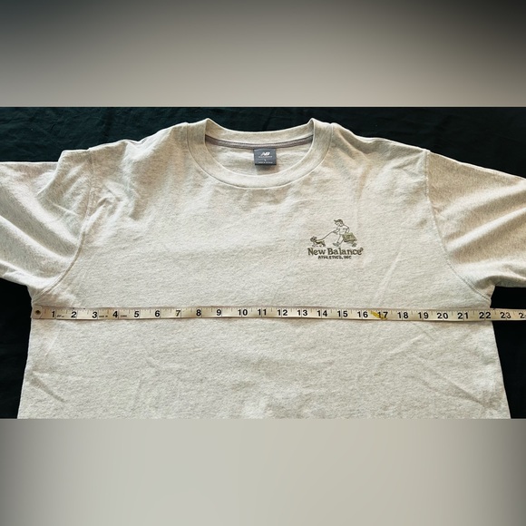 New Balance Athletics Shop Men’s Storefront Graphic Tee Dog Walking Gray Size L - Picture 3 of 11